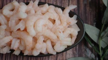 Karides, masada pişirilmeye hazır bir kaseye konur..