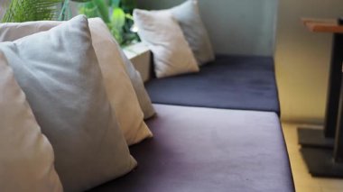 Yumuşak yastıklar bir kafedeki kanepeye yerleştirilir..