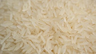 Pirinç evde temel yemek için mutfakta hazırlanıyor..