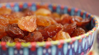 Renkli bir kâsede Kuru Üzümlerin Kapanışı.