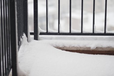 Kar, kış mevsiminde balkon zemininde ve korkuluklarda birikir..