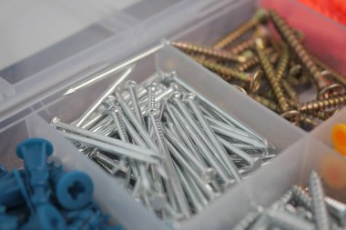 Farklı metal bağlayıcılar kolay erişim için temiz bir kutuya yerleştirilmiştir.