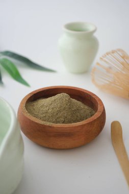 Beyaz arka planda bir kasede kibrit tozu. .