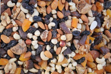 Düz bir zemine çeşitli fındık ve kurutulmuş meyveler serpilmiştir..