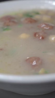 Etli kaşık çorbası ve kaseden sebze. ,