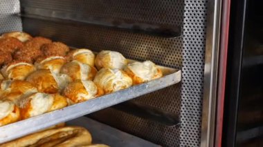 Taze ekmek ve hamur işleri şafakta bir fırında sergileniyor..