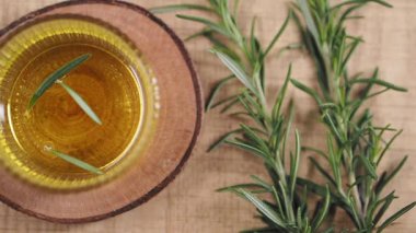 Taze biberiye ve yağ kullanarak biberiye yağı yapmayı öğren..