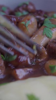 Patates püresiyle servis edilen et suyunda mantar pişirme işlemi..