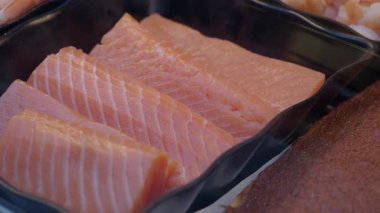 Somon, müşterilerin alması için markette bir tepsiye konur..