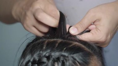 Bu, yeni başlayanlar için saçların nasıl kolayca örüleceğini gösteriyor..