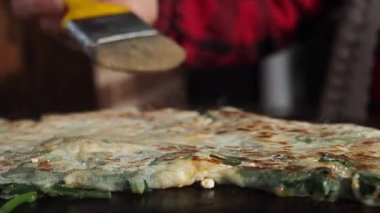 Sıcak ızgarada tuzlu krep pişirip servis etmek.,