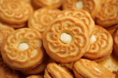 Çerezler bir tepsinin üzerine serilmiştir. Atıştırma saatinde eğlenmeye hazırdırlar..