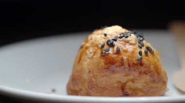 Siyah Susam Tohumlu Altın Fırında Pastayı Elle Almak.