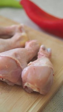 Tavuk budu ahşap bir tahtaya konur ve etrafında biber olur..