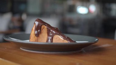 Çikolata soslu lezzetli peynirli kek dilimi..