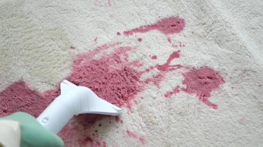 Halıdaki pembe lekeleri çıkarmak için buharlı temizleyici kullanan biri var..