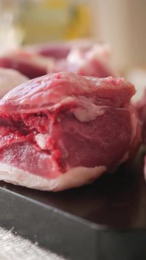 Taze et, sonbahar mevsiminde bir pazarda bir masaya yerleştirilir..