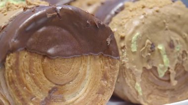 Fırın, çikolata ve fındık aromalı tatlı börekler üretiyor..