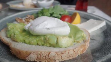 Avokado ve tostun tadını çıkarıyorum..