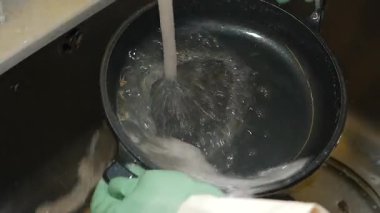 Birisi lavaboda yıkarken su bir tavanın üzerinden akar..