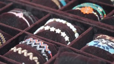 Farklı stil bilezikleri bir pazar standında satılığa çıkarılır..