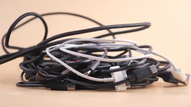 Kablo ve kablo karışıklığını düzeltmek çok zaman alır..