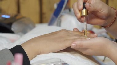 Salon ortamında bir insan tırnak tedavisiyle karşılaşır..