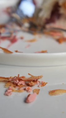 İnsanlar yemeklerini bir kafede bitirir ve arkalarında yemek bırakırlar..