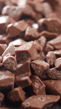 Çikolata parçaları sıcak bir mutfakta eriyor. Odaklanma dokunun üzerinde..