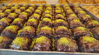 Bir fırın tepside fındıklı baklavaları gösterir..