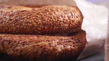Pastanede ne kadar sıcak susamlı ekmek hazırlandığına ve paketlendiğine bakın..