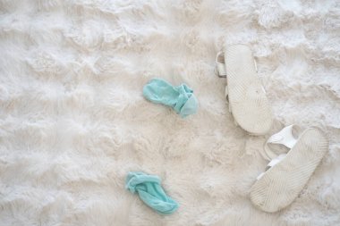 Sandaletler ve atılmış çoraplar içeride yumuşak, hafif bir halının üzerinde yatıyor..