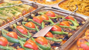 Türkiye 'de bir pazarda çeşitli yiyecekler servis ediliyor.