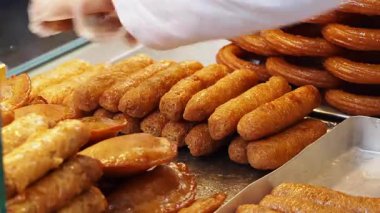 Eldiven Eldiveni Ekranda Kızarmış Şekerlemeleri Ayarlıyor.