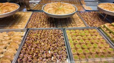 Birçok tepsi bir dükkânda farklı tatlılar gösterir..