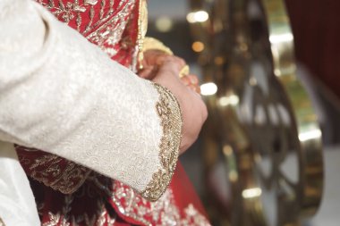 Bir düğün etkinliği sırasında iki el birleşti, birlik gösteriliyor..