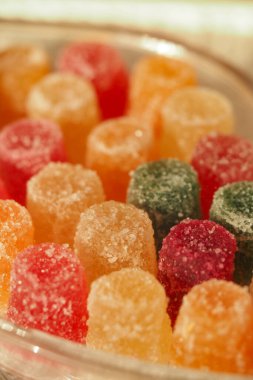 Çeşitli şekerlemeler bir kasede oturup tatmaya ve eğlenmeye hazırdır..