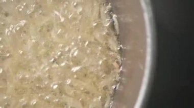 Sıcak Sıvıda Kaynayan Parçalanmış İçindekilerin Yakın Çekimi.