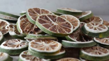 Limon dilimleri kurutulur ve düz bir yüzeye yerleştirilir..