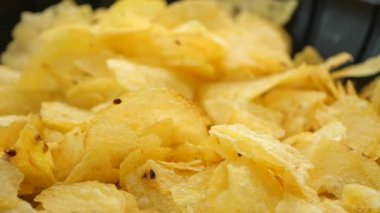 Cips kızartıldı ve satılık olarak mutfakta paketlendi..