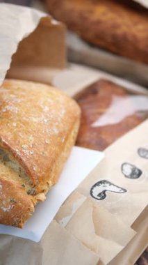 Kağıt pakette taze ekmek ve hamur işleri..