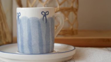 Bir insan sabahları evdeki mavi bardaktan kahve içer..