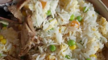 Sebzeli ve tavuklu pirinç pişirmek herkes için eğlenceli ve lezzetlidir..