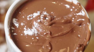 Taze çileği erimiş çikolata fondüsüne daldırıyorum..