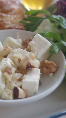 Tabakta peynir, ceviz ve yeşillik servis edilir..