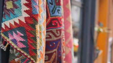 İstanbul 'da bir pazar, müşteriler için dokuma kumaşlar sergileniyor.