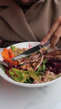 İnsan bir kase tavuklu ve taze sebzeli salatadan hoşlanır..