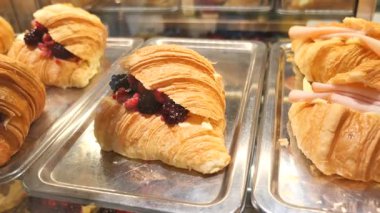 Bir pastanenin içinde böğürtlen reçeli dolu bir kruvasana yakından bak..