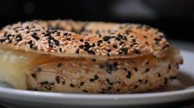 İnsanlar peynirle dolu susamlı simit yiyorlar..