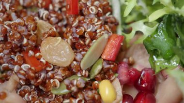 Renkli sebzeli kinoa salatasının yakın görüntüsü..